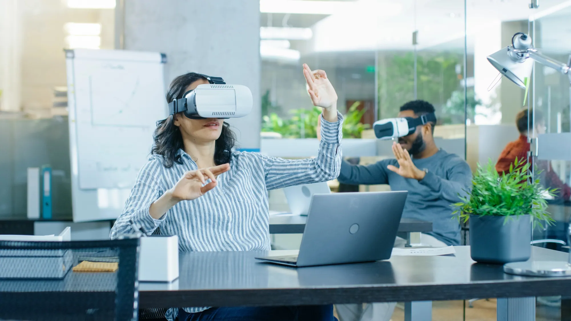 Personas utilizando tecnología en un espacio de trabajo colaborativo e innovador